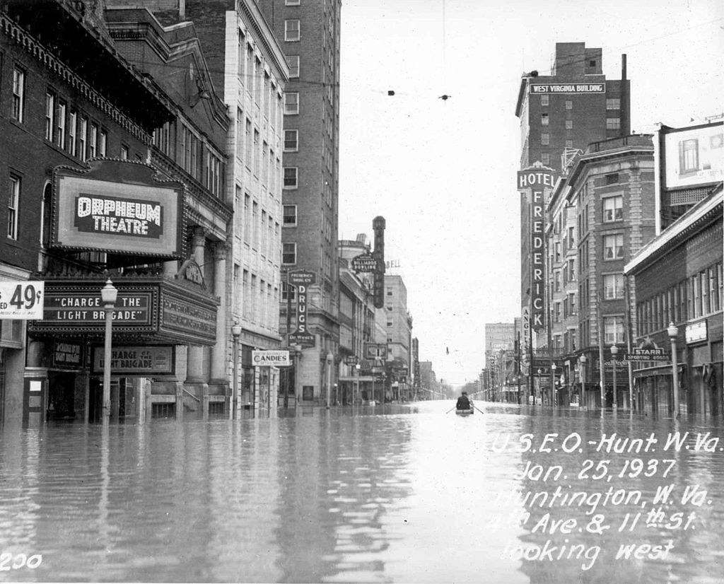 https://www.ohiowatershed.org/assets/story-images/OVR-levees/levees-huntington-1937-flood.jpg